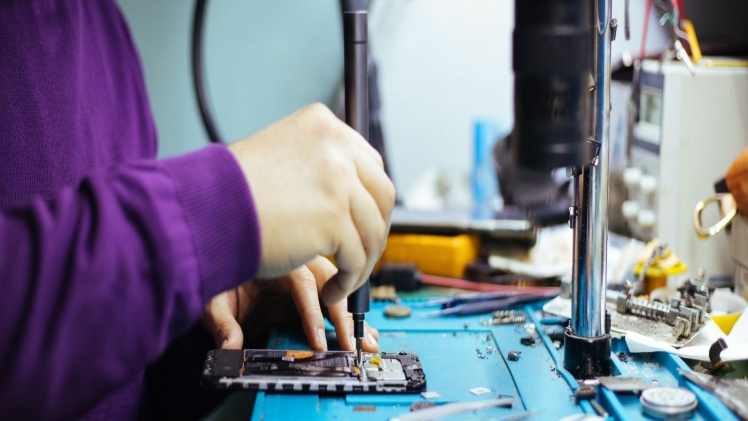 The Role and Responsibilities of a Phone Technician: Navigating the Digital Frontier